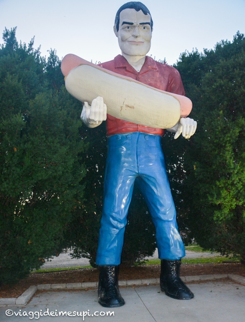 Route 66 in Illinois, Hot Dog Man
