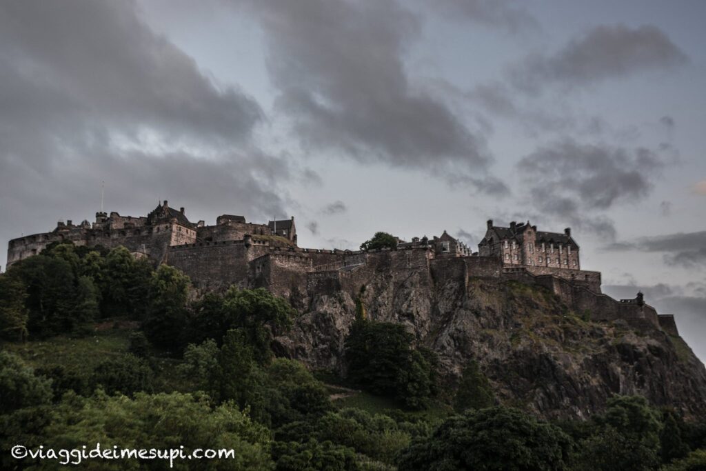 location dei film a Edimburgo Princess Street, vista sul castello