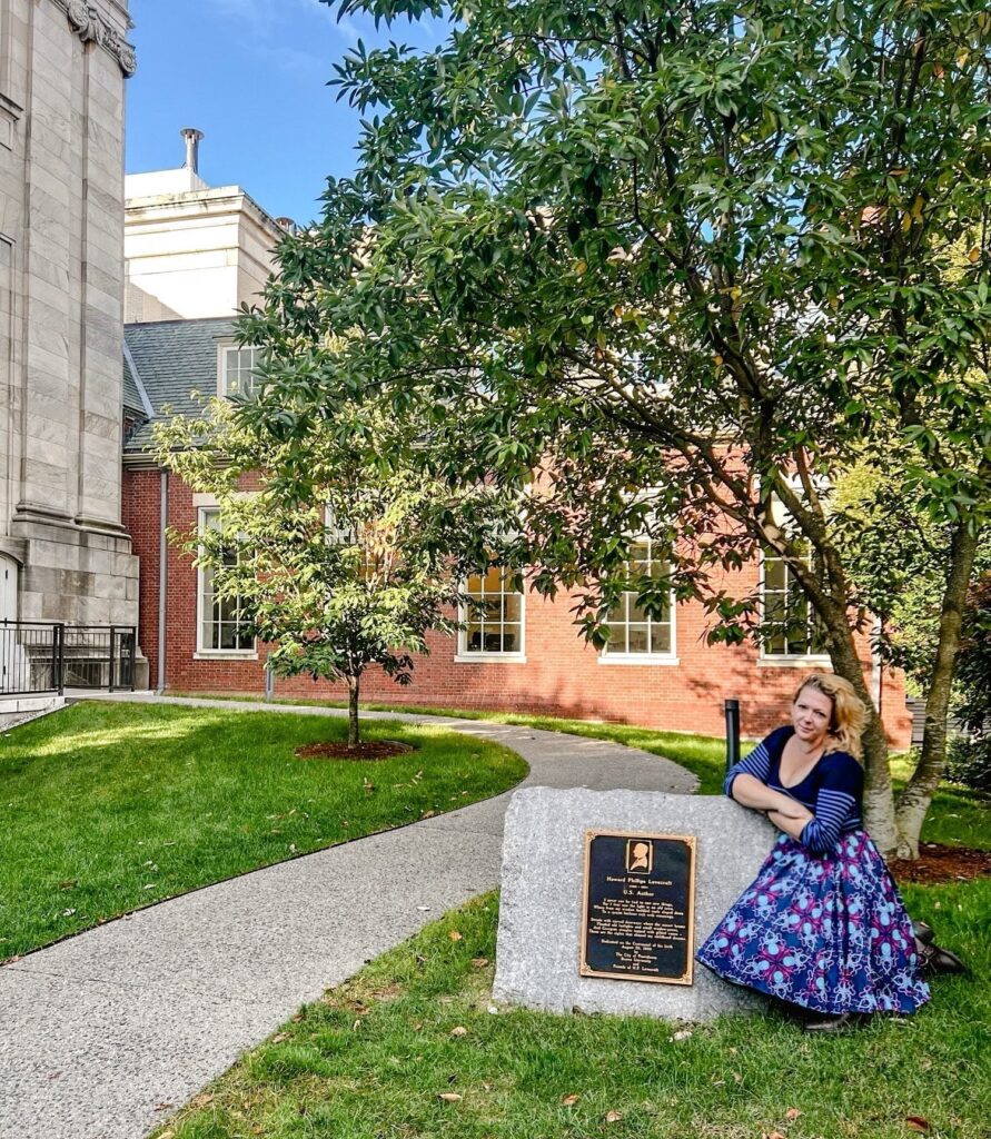 Itinerario sui luoghi di Lovecraft a Providence targa commemorativa e John Hay Library